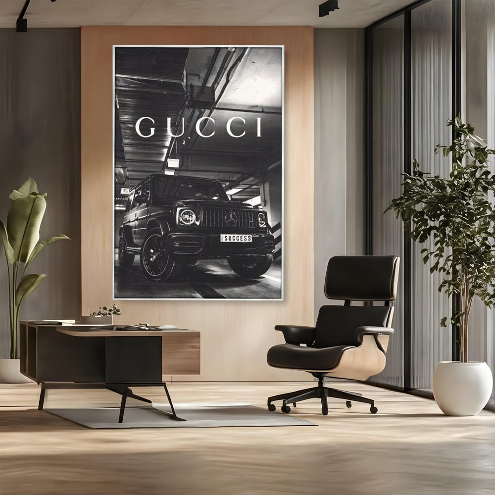 Tablou canvas cu tablou canvas cu masina si text, in rama de aluminiu argintiu, pe perete intr-un birou